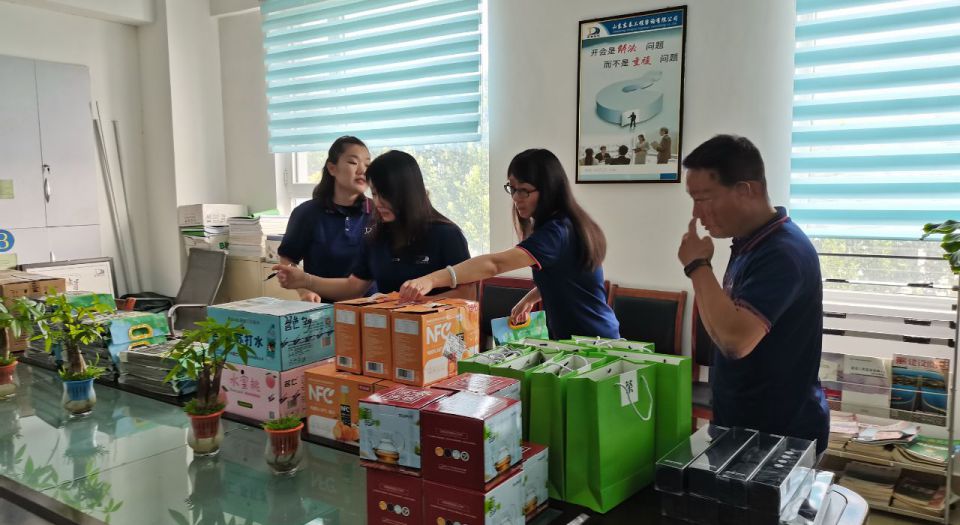 炎炎夏日送清涼，絲絲關(guān)愛系深情