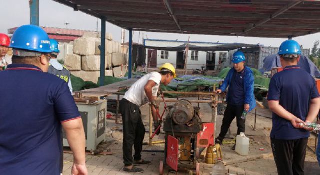 走進(jìn)工地--我們?cè)谛袆?dòng)