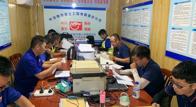 總監(jiān)辦組織召開(kāi)魯山大道—張辛路立交橋采空區(qū)治理工程8月份工地會(huì)議