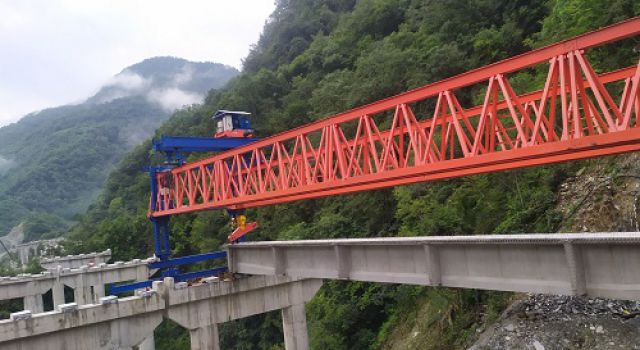 四川九綿高速公路LJ24標(biāo)合同段首榀T梁架設(shè)成功