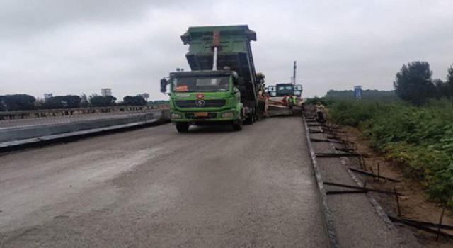 日蘭高速巨菏段改擴(kuò)建項(xiàng)目烈日炎炎施工忙