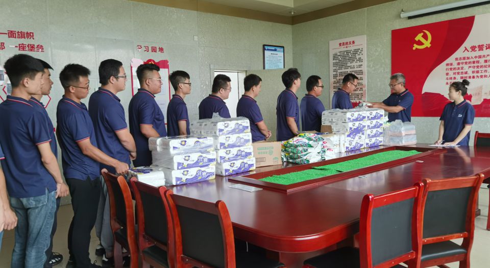 以人為本、關(guān)愛員工、致敬堅(jiān)守----公司各基層工會廣泛開展“夏送清涼”活動