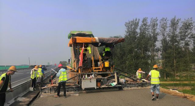 日蘭巨菏一標水穩(wěn)施工進入收官階段