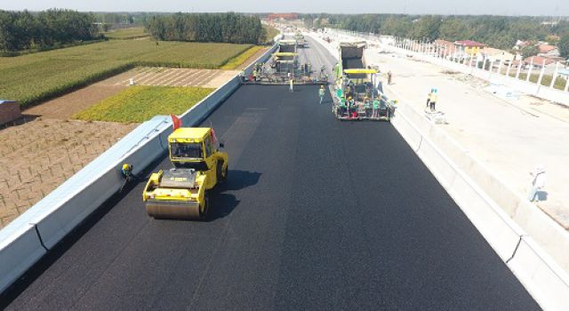 臺(tái)輝高速項(xiàng)目黃河特大橋?yàn)r青中面層首件工程順利施工完成