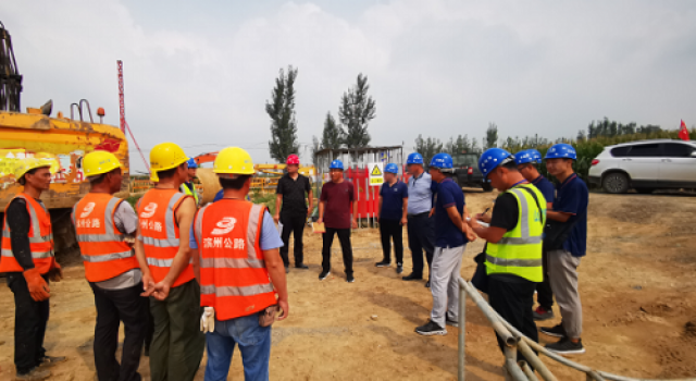 濟高高速總監(jiān)辦組織駐地辦、項目部對施工班組進行技術(shù)交底