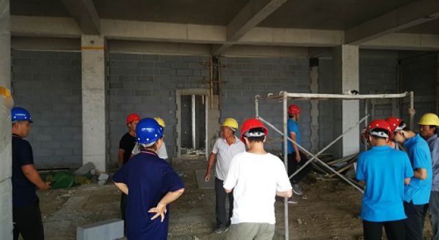 秋季大干熱潮高，服務(wù)區(qū)工地建設(shè)忙