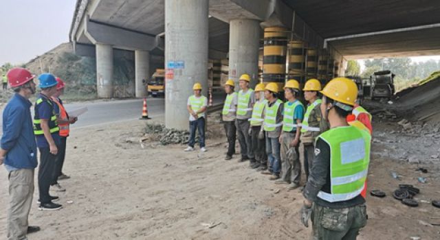 日蘭改擴(kuò)建項(xiàng)目二標(biāo)召開老橋支座更換現(xiàn)場(chǎng)技術(shù)交底會(huì)
