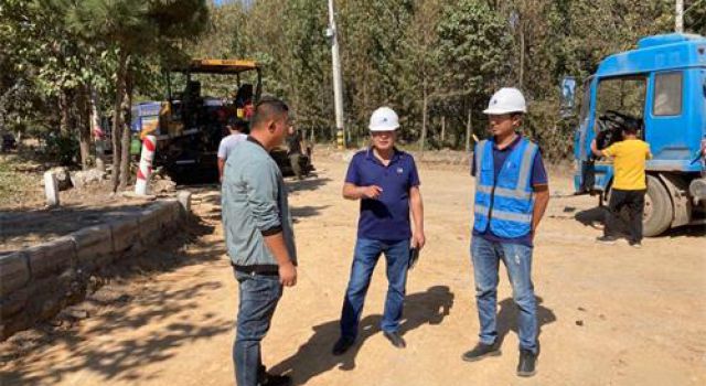 萊西“四好農(nóng)村路”集中攻堅(jiān)項(xiàng)目水穩(wěn)碎石施工