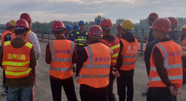 日蘭巨菏二標(biāo)召開瀝青中面層攤鋪施工現(xiàn)場(chǎng)交底會(huì)