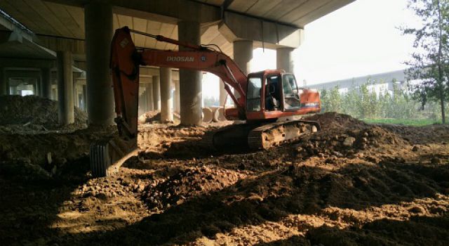 安全文明施工，我們?cè)谛袆?dòng)