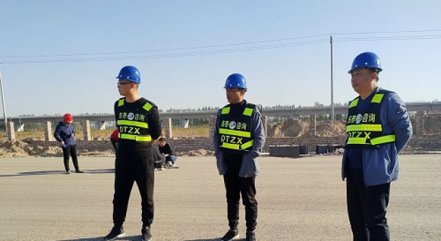 日蘭巨菏鄆城服務區(qū)水泥穩(wěn)定碎石攤鋪進展順利