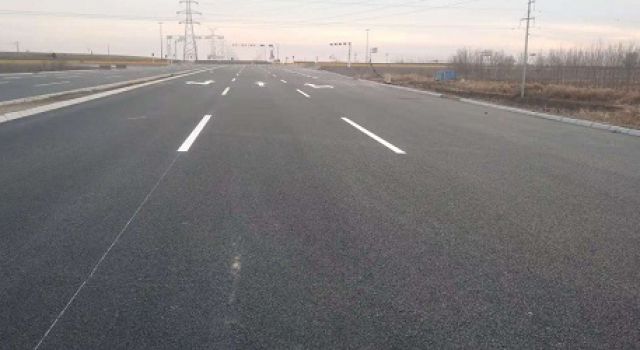 廬山路南延工程（丁莊街道段）進行標(biāo)線施工