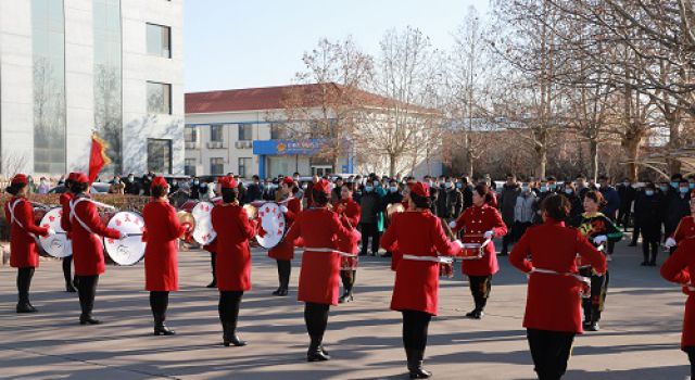 鑼鼓隊(duì)表演、薩克斯演奏……公司以這種形式慶祝開(kāi)班第一天
