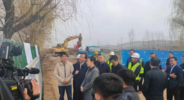 棗莊市市長(zhǎng)張宏偉蒞臨S318郯蘭線嶧城區(qū)仙人洞至店韓路段改建工程項(xiàng)目調(diào)研