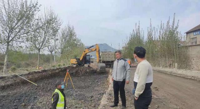 業(yè)主代表和監(jiān)理處對縣道海博路進(jìn)行環(huán)保專項檢查