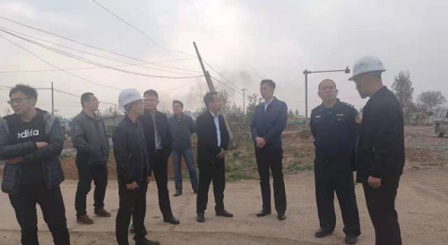 棗莊市交通運(yùn)輸局魏路坦科長蒞臨S318郯蘭線嶧城區(qū)仙人洞至店韓路段改建工程項目進(jìn)行督導(dǎo)