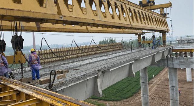 京臺項目兗南公鐵立交涉鐵工程首片箱梁成功架設(shè)