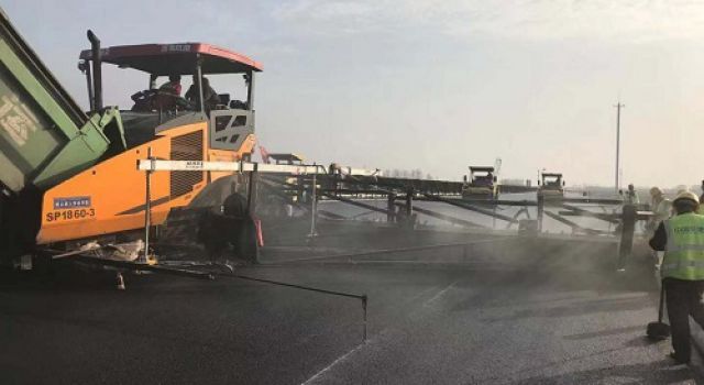 左幅瀝青路面連篇，促百日大干新征程