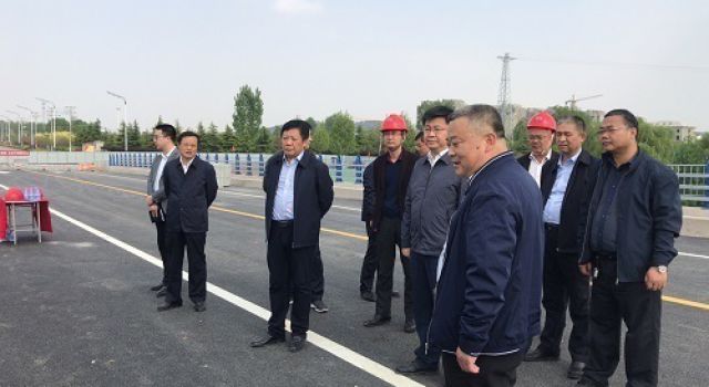 沂南縣縣委書(shū)記到澳柯瑪大道遠(yuǎn)里汶河大橋視察指導(dǎo)工作