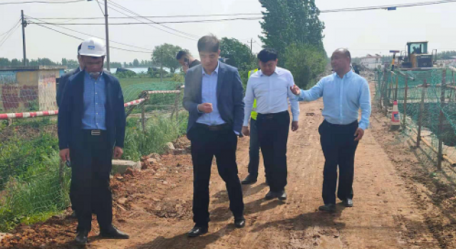 賈涵輝局長蒞臨S318郯蘭線嶧城區(qū)仙人洞至店韓路段改建工程項目檢查指導工作