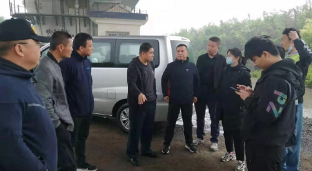 周村區(qū)交通運輸局梅局長到姜萌路北段檢查指導(dǎo)工作