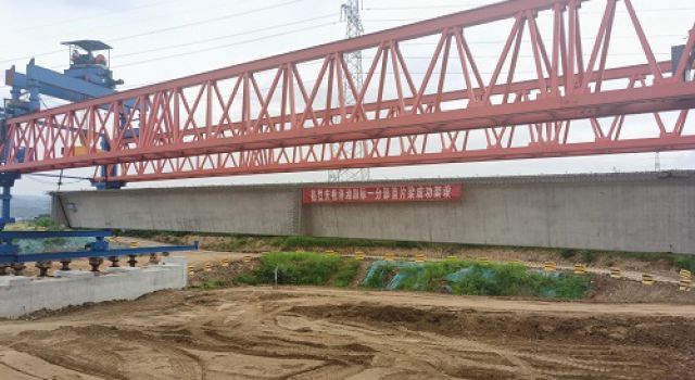 濟(jì)濰高速四標(biāo)段K52+258.1分離立交箱梁吊裝順利開展