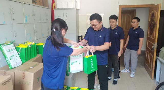 辦實(shí)事、送清涼、助扶貧----總部工會開展“夏送清涼”活動