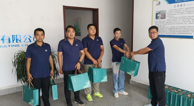 炎炎夏日送清涼，滴滴關(guān)懷暖人心