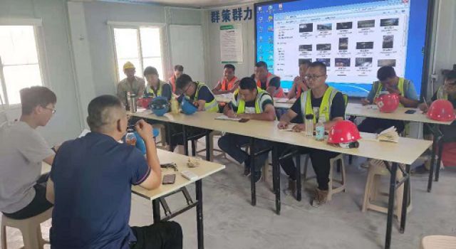 濟(jì)濰高速青風(fēng)嶺隧道組織召開現(xiàn)場會議