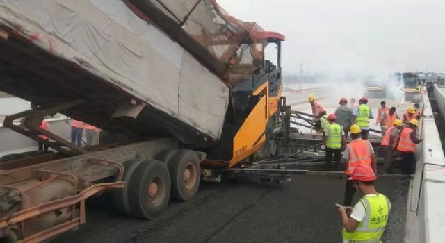 秦濱高速公路二期工程路面中面層試驗(yàn)段順利完成