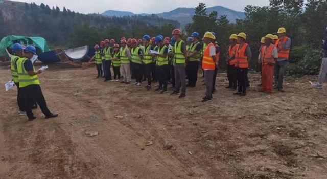 K37+260范陽河宋家支流大橋針對墩柱外觀質(zhì)量差的問題重新進行安全技術(shù)交底