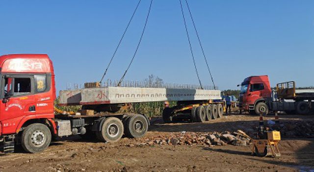 濟南繞城高速公路二環(huán)線西環(huán)段二分部 首片空心板梁順利吊裝