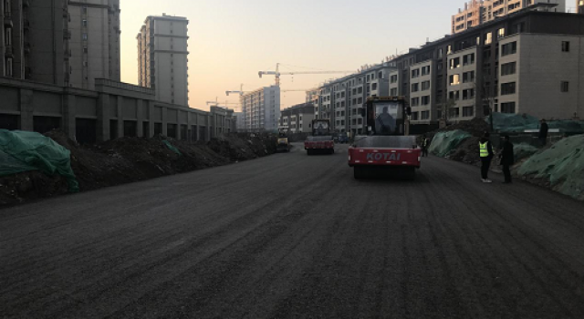 周村道路基礎(chǔ)設(shè)施提升改造工程二標段 順利完成西塢北路瀝青路面攤鋪工作