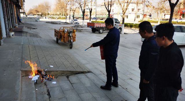 八公司東平項目針對總公司轉(zhuǎn)發(fā)的“小火亡人”事故通報文件進行集體學(xué)習(xí)和消防演練