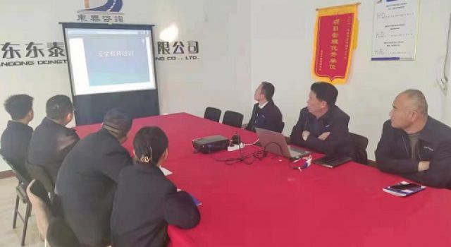 德州市外環(huán)提升工程總監(jiān)辦內(nèi)部召開(kāi)了施工安全培訓(xùn)會(huì)議