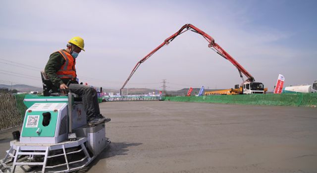 引進(jìn)新設(shè)備！三維激光攤鋪機(jī)首次亮相濟(jì)濰高速四標(biāo)橋面鋪裝