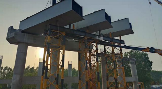 安羅高速三標(biāo)首件鋼箱梁吊裝順利開始