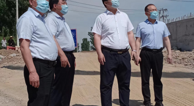 棗莊市嶧城區(qū)常務(wù)副區(qū)長(zhǎng)到S318郯蘭線檢查指導(dǎo)工作