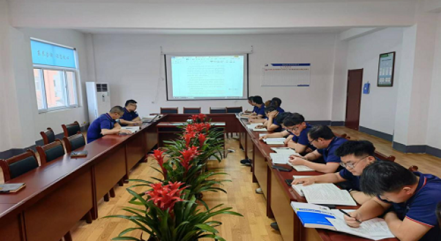 濟(jì)廣高速濟(jì)菏段改擴(kuò)建工程一駐地辦組織進(jìn)行企業(yè)標(biāo)準(zhǔn)化監(jiān)理工作指導(dǎo)手冊學(xué)習(xí)培訓(xùn)