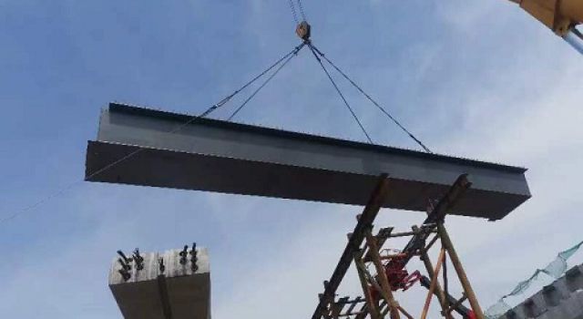 魯山大道鋼梁架設(shè)，為630主線貫通沖刺