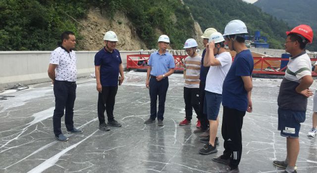 四川綿九公司副總經(jīng)理袁曉斌查看九綿高速JL8總監(jiān)辦轄段工程進(jìn)展情況