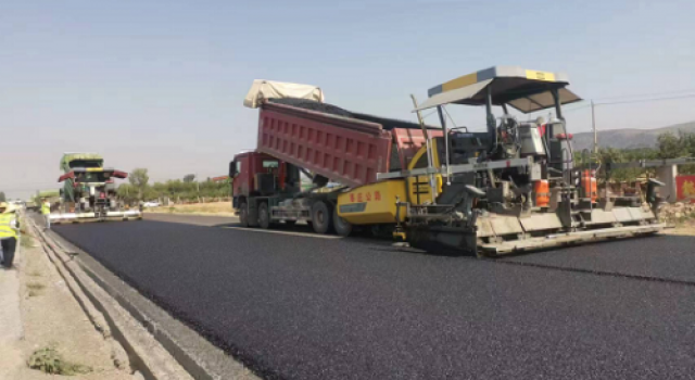棗莊市S318郯蘭線改建工程瀝青面層進入全面施工階段