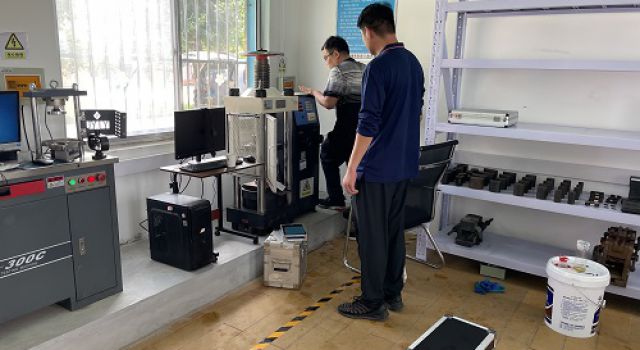 濟(jì)微一駐地辦工地試驗室試驗儀器完成標(biāo)定工作