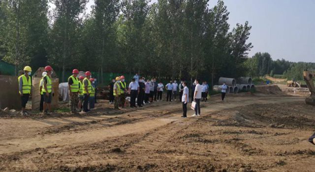 莒縣交通運(yùn)輸局組織各在建項目參建單位至2022年莒縣農(nóng)村公路危橋改造工程一標(biāo)段（西坡繡珍河大橋）施工現(xiàn)場進(jìn)行疫情防控演練