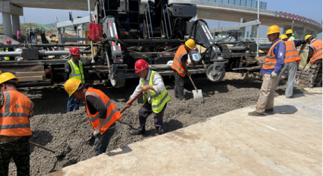 濟(jì)菏改擴(kuò)建二標(biāo)段路面水穩(wěn)底基層試驗段順利施工