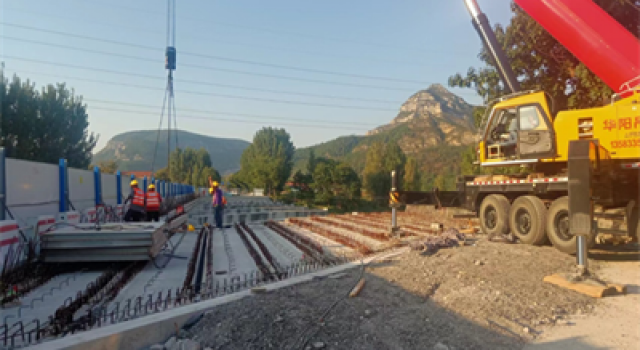 S229沂邳線芝芳南橋開始架設橋板