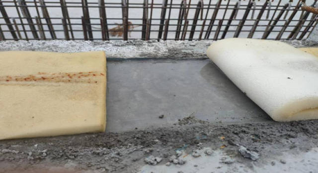 加強(qiáng)護(hù)欄施工混凝土澆筑和養(yǎng)生現(xiàn)場會(huì)