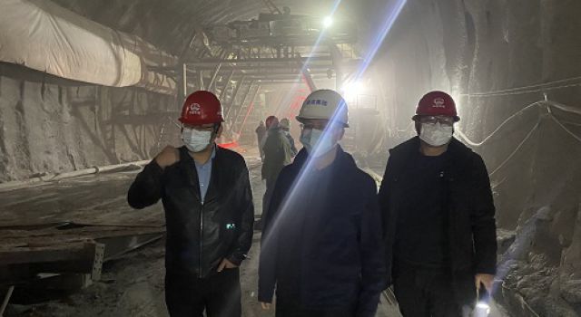 四川綿九公司副總經(jīng)理袁曉斌查看JL8轄段工程進展情況