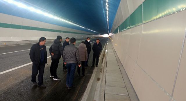 市行政執(zhí)法支隊(duì)對(duì)S229沂邳線進(jìn)行質(zhì)量檢測(cè)