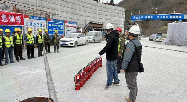 四川九綿高速LJ25合同段進行冬季防火演練